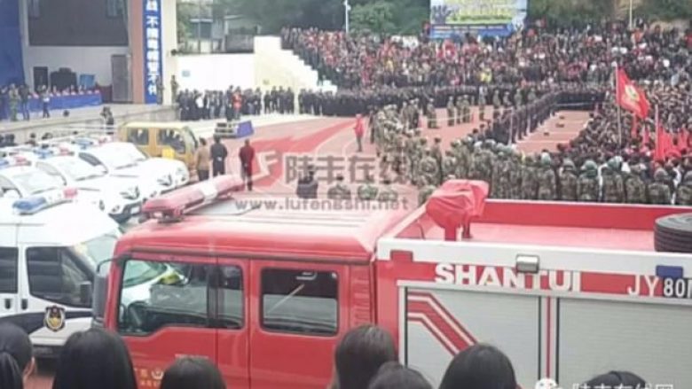 Mijëra kinezë mblidhen në stadium, për të parë nga afër ekzekutimin e 10 kriminelëve të dënuar me vdekje (Foto/Video)