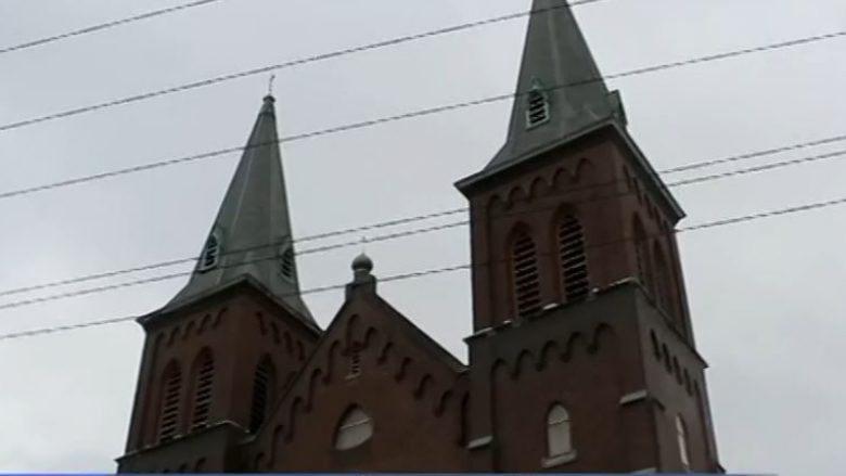 Kisha e shndërruar në xhami (Video)