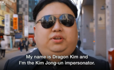 Vishet e maskohet si Kim Jong-un, dhe shëtitet rrugëve të kryeqytetit të Koresë së Jugut – reagimet e qytetarëve ishin nga më të ndryshmet (Video)