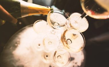 Shkencëtarët: Konsumimi i përditshëm i shampanjës e parandalon demencën dhe sëmundjen e Alzheimerit