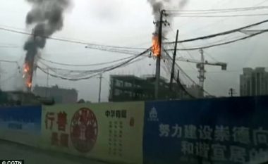 Elektricisti i varur në shtyllën elektrike shpëton mrekullisht, edhe pse ajo u përfshi nga zjarri (Video, +16)
