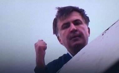 Ish-presidenti i Gjeorgjisë kërcënon se do të kërcej nga kulmi i një ndërtese (Video)