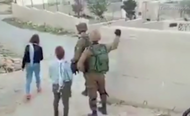 Adoleshentja palestineze dhe nëna e saj, godasin me grushta e shuplaka ushtarët izraelit (Video)