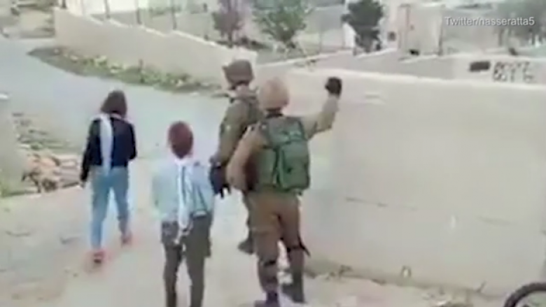 Adoleshentja palestineze dhe nëna e saj, godasin me grushta e shuplaka ushtarët izraelit (Video)
