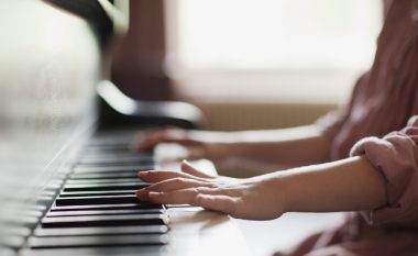 Muzika dhe shëndeti mendor: Përse duhet ta mësojmë një instrument muzikor