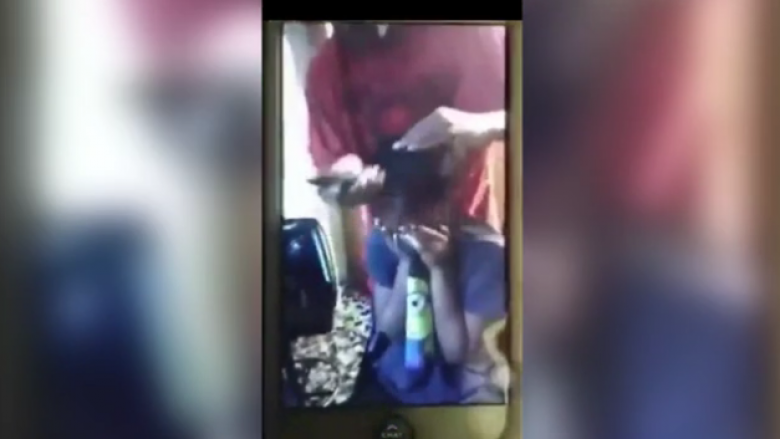 Adoleshentja instalon në telefon aplikacionin Snapchat, babai e godet mbi 50 herë me rrip dhe ia rruan kokën (Video, +18)