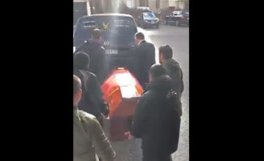 Mbërrin në Shqipëri trupi i pajetë i Florenc Beqirit, familjarët e presin në Rinas mes lotësh (Video)