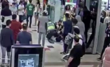 Derisa polici po tentonte të arrestonte një adoleshent, shkelmohet në kokë nga një person i panjohur (Video, +16)