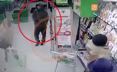 Publikohen pamjet e sulmuesit në Shën Petersburg, futet në market dhe lë çantën me bombë artizanale (Video)