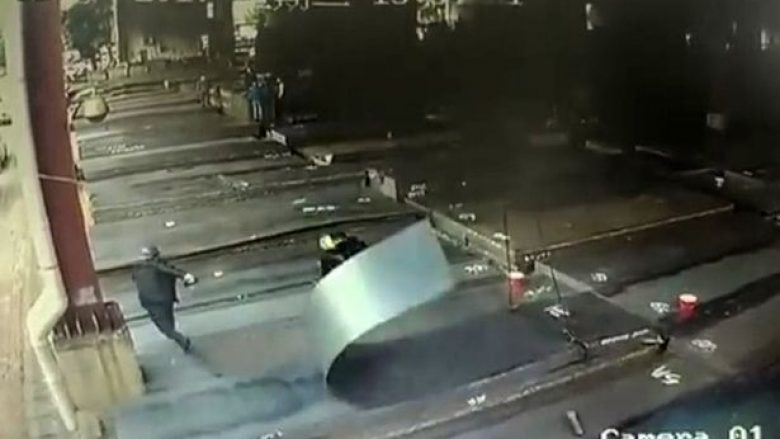 Kablloja e çeliktë e godet në kokë, i shpëton jetën helmeta – kamerat e sigurisë filmojnë ngjarjen (Video)