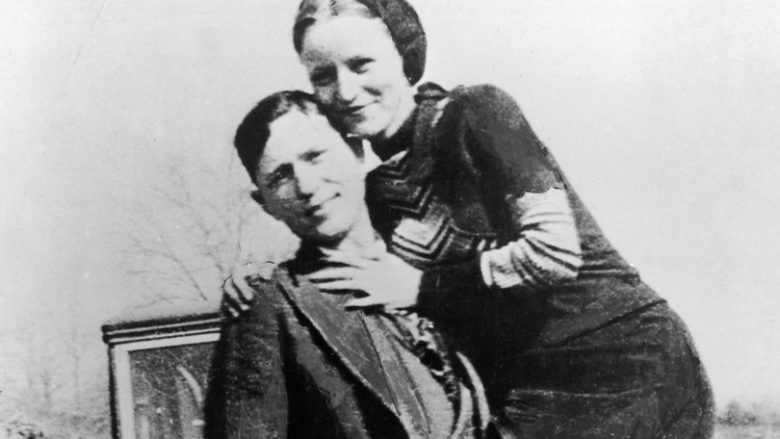 Pas më shumë se 80 viteve publikohen imazhet e papara të Bonnie dhe Clyde të mbuluar në gjak (Foto, +18)