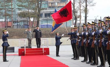 Komandanti i FSK-së priti me ceremoni ushtarake shefin e Shtabit të Përgjithshëm të  FARSH-së