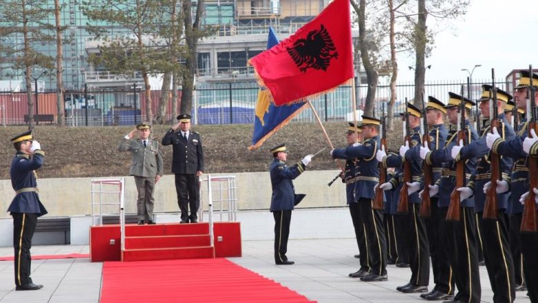 Komandanti i FSK-së priti me ceremoni ushtarake shefin e Shtabit të Përgjithshëm të  FARSH-së