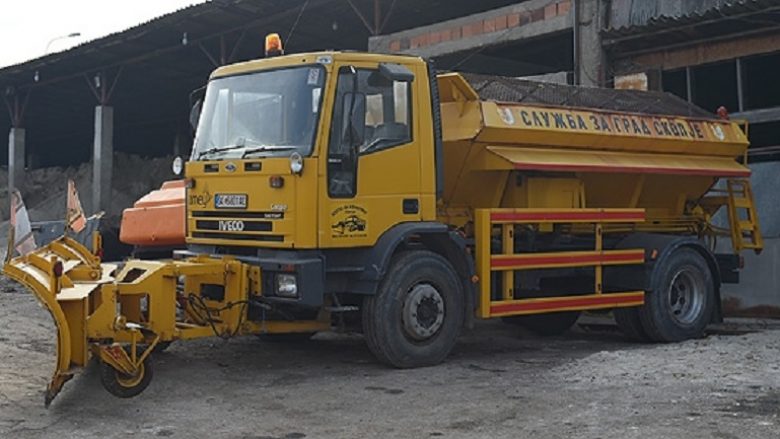 30 tonë kripë janë hedhur nëpër rrugët e Shkupit