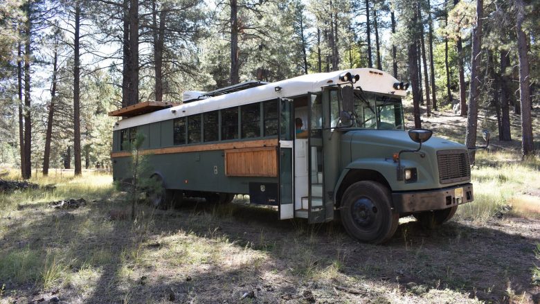 Autobusin e shkollës që e bleu për 3600 dollarë, e shndërroi në shtëpi me rrota – planifikon ta shëtit botën (Foto)