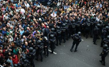 Pengimi i referendumit, Spanja tërheq policinë nga Katalunia