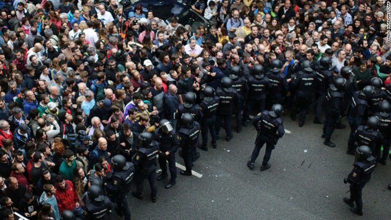 Pengimi i referendumit, Spanja tërheq policinë nga Katalunia