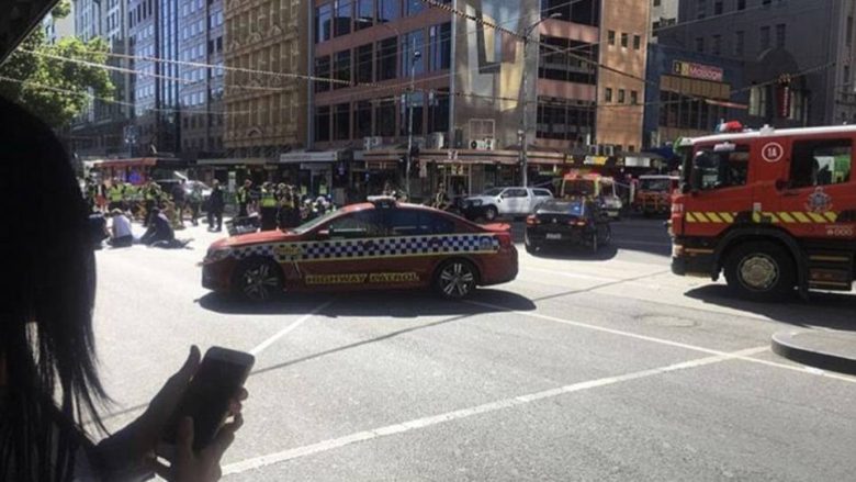Vetura shtyp kalimtarët në Melbourne, 14 të lënduar – policia arreston dy persona përgjegjës për sulmin (Foto/Video)