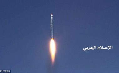 Momenti kur rebelët jemenas lansojnë raketën balistike, që u shkatërrua nga sauditët disa sekonda para se t’i afrohej pallatit të mbretit Salman (Video)