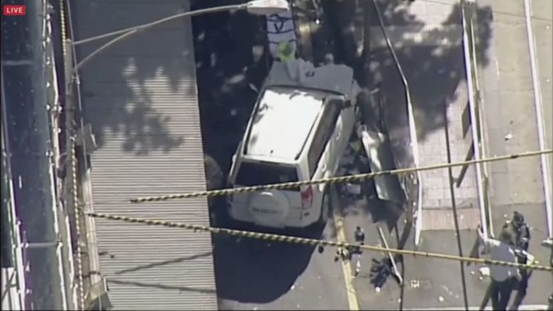 Pamjet e arrestimit të sulmuesit në Melbourne, policia siguron qytetarët se sulmi nuk ka lidhje me terrorizmin (Video)