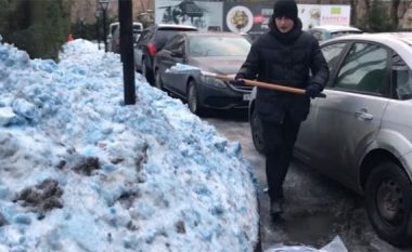 Shokohen rusët, në Shën Petersburg bie borë e kaltër (Foto/Video)