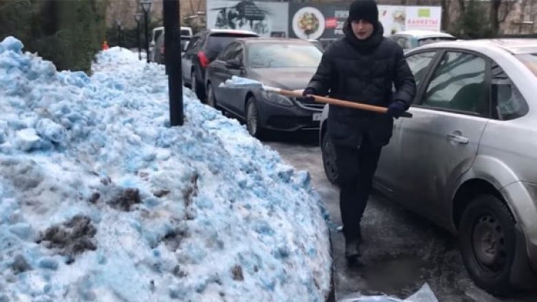 Shokohen rusët, në Shën Petersburg bie borë e kaltër (Foto/Video)