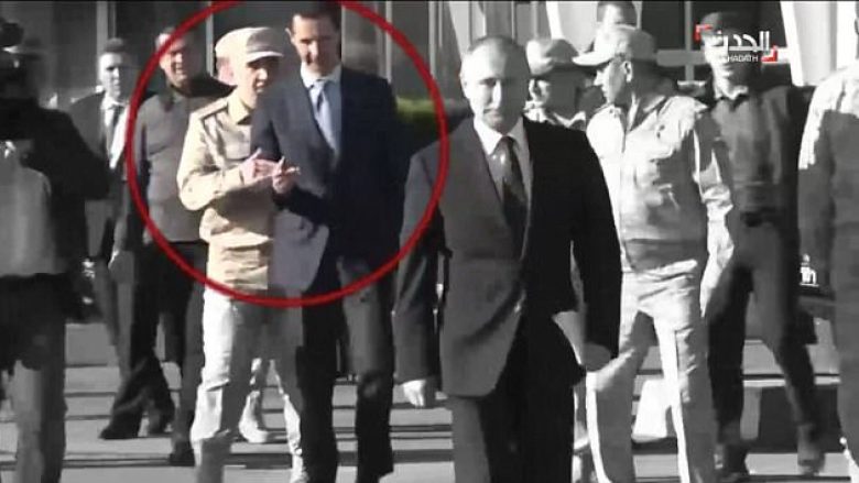 Edhe pse takimi zhvillohej në Siri, presidenti Assad ndalet nga ushtarët rusë që t’i afrohet Putinit derisa ai kalonte afër tij (Video)