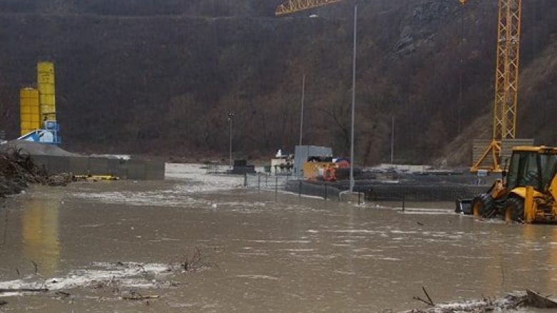 Vërshohen nga uji punimet në Autostradën Prishtinë-Hani i Elezit (Foto)