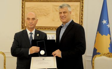 Presidenti Thaçi dekoroi kryetarin e Komitetit Olimpik të Kosovës me Medaljen Presidenciale të Meritave