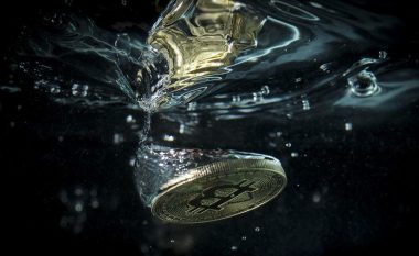 Vlera e Bitcoin bie për rreth 40%