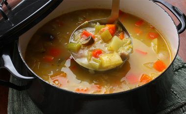 Supë e lehtë me lakër, karota, patate dhe oriz