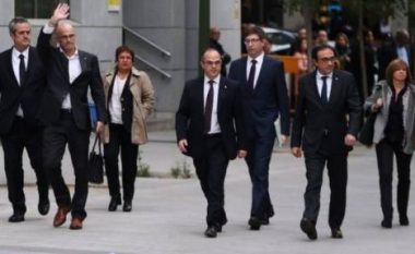 Katalonia para zgjedhjeve, Spanja liron gjashtë liderë separatistë