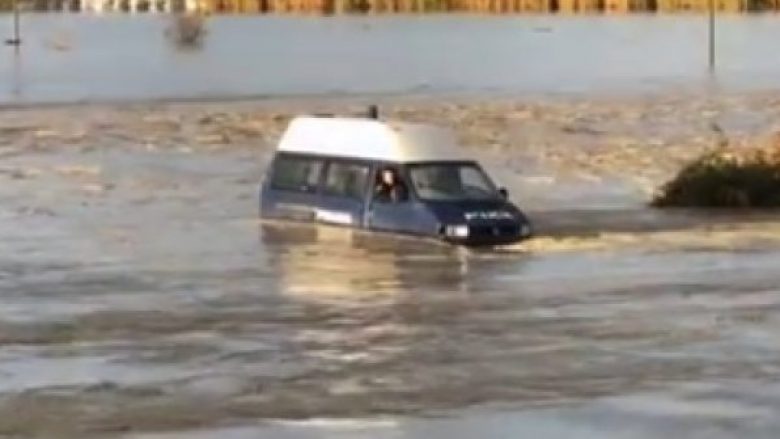 Katër efektivë policie në rrezik për jetën, rrjedha e ujit ua bllokon furgonin (Video)