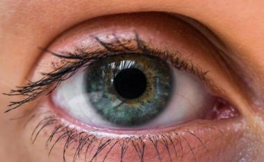 Bëri tatuazh në syrin e djathtë, filluan t’i rrjedhin lotët ngjyrë vjollcë – për shkak të këtij veprimi rrezikon të humb shikimin (Foto, +16)