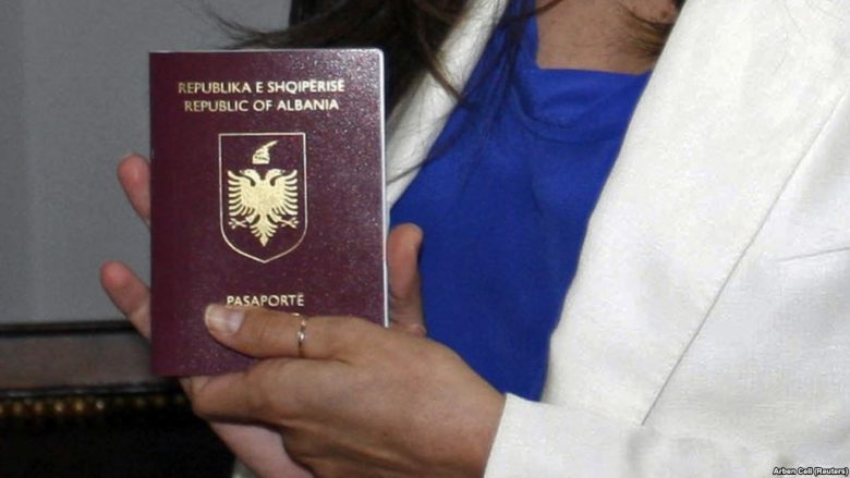 Kundër Demarkacionit me pasaportë shqiptare