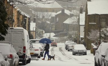 Reshjet e dendura të borës bllokojnë Britaninë e Madhe (Video)