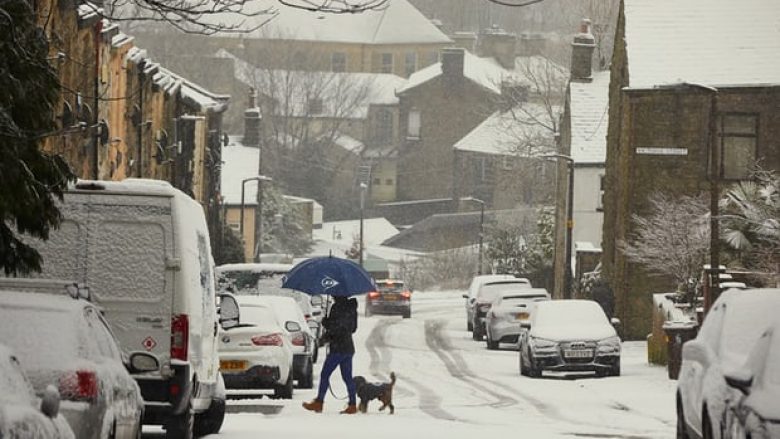 Reshjet e dendura të borës bllokojnë Britaninë e Madhe (Video)