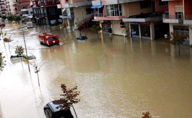 Përmbytjet, mbi 300 të evakuuar, Vjosa del nga shtrati