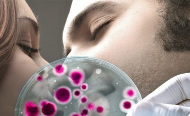 Përmes puthjes barten 80 milionë baktere