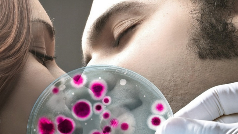 Përmes puthjes barten 80 milionë baktere