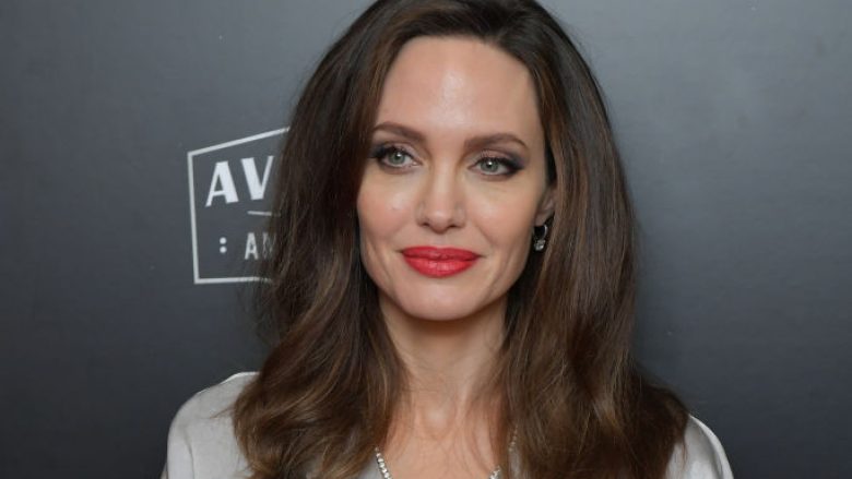 Jolie me dy nominime për Golden Globes, sukseset e saja gjatë karrierës në këtë ceremoni të ndarjes së çmimeve (Video)