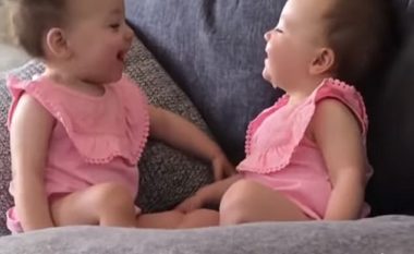 Emocionuese: Binjaket identike nuk ndalojnë së përqafuari (Video)