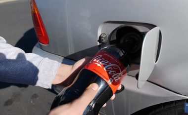 Çfarë ndodh kur në rezervuar të makinës derdhni Coca-Cola? (Video)