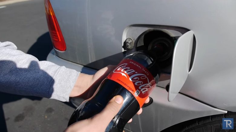 Çfarë ndodh kur në rezervuar të makinës derdhni Coca-Cola? (Video)