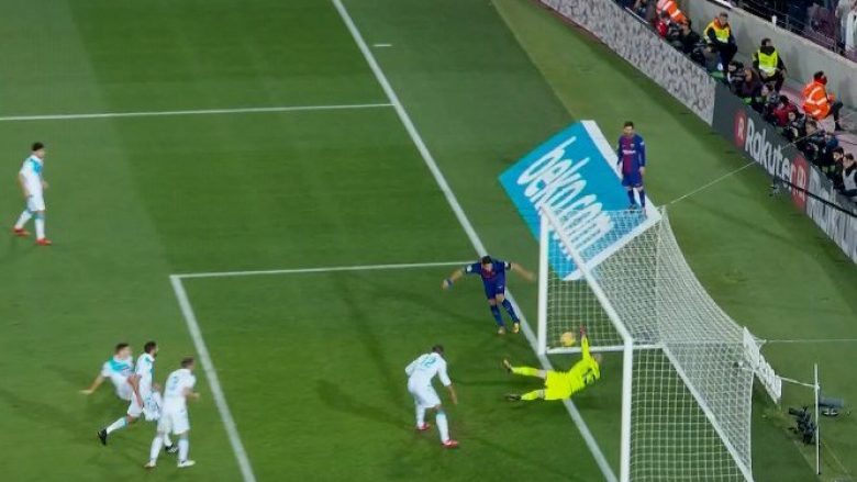 Suarez e tepron – provon të shënojë me stil, por portieri i Deportivos ia mohon golin (Video)