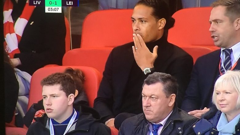 Van Dijk i pranishëm në Anfield për të ndjekur Liverpoolin ndaj Leicesterit (Foto/Video)