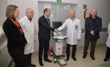 IPKO-ja mbështetë 10 reparte të pediatrisë me 100 mijë euro (Foto)