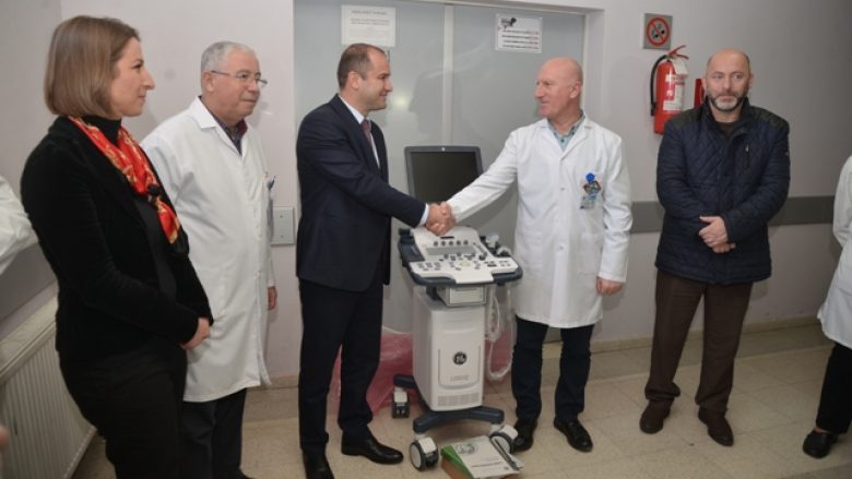 IPKO-ja mbështetë 10 reparte të pediatrisë me 100 mijë euro (Foto)