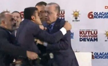 Momenti i frikshëm për Erdoganin dhe sigurimin e tij: Nga “asgjëja” mësyn liderin – për ta përqafuar! (Video)