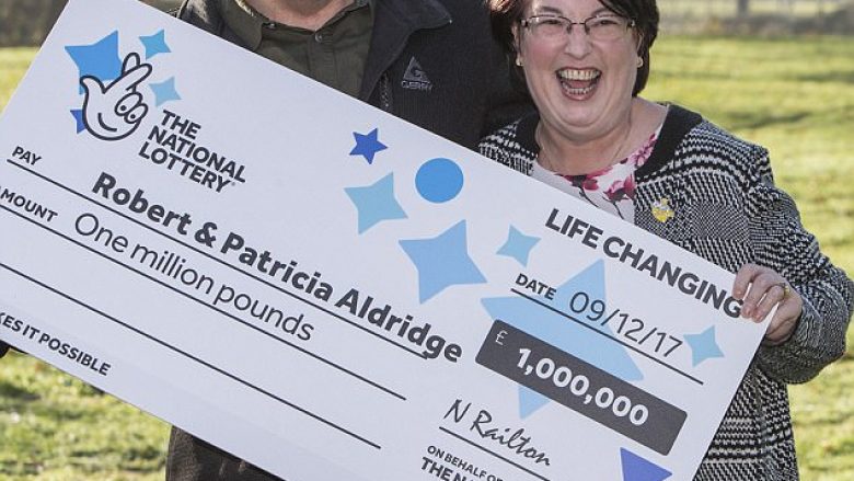 Fiton një milion në lotari, infermierja nuk heq dorë nga turni prej 12 orësh as për festat e fundvitit (Foto)